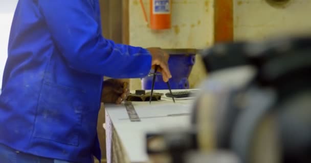 Trabajador Trabajando Mesa Taller Trabajador Usando Brújula Geometría — Vídeos de Stock