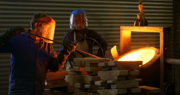 Lavoratore Maschio Che Mescola Metallo Fuso Contenitore Officina Metallo Stampato — Video Stock