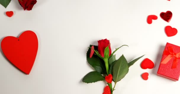 Piros Rózsák Díszdobozok Szív Alakú Konfetti Fehér Felület Kör Kialakulását — Stock videók