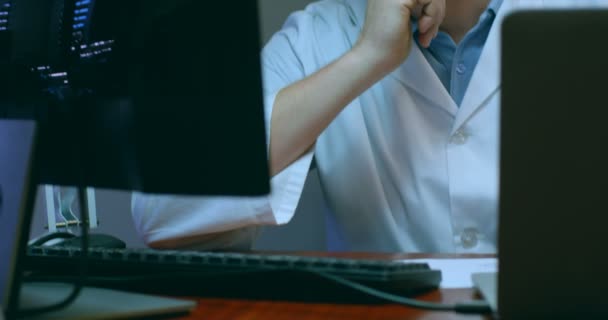 Mužské Robotické Inženýr Pracující Stůl Notebook Počítač Stole Kanceláři — Stock video