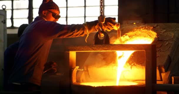 Trabalhador Masculino Poring Solo Metal Fundido Oficina Metal Fundido Quente — Vídeo de Stock