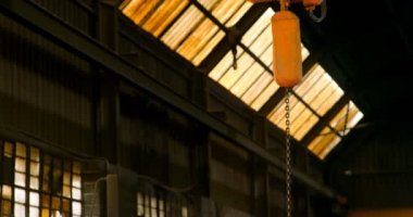 Genel gider Vinç makine atölyesinde. Modern makine atölyesinde 4k