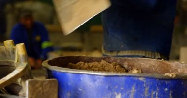 Alt toprak kova kürek ile koyarak Close-up. Kalıp 4 k çalışma iş arkadaşı