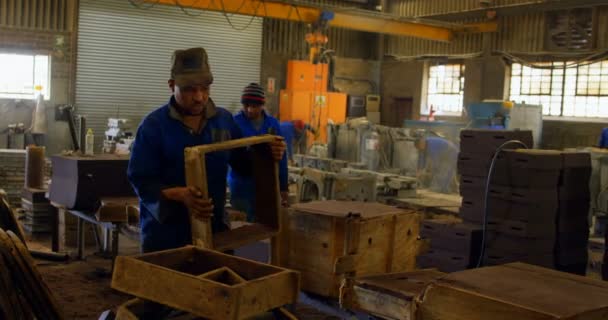 Trabalhador Masculino Organizando Bloco Moldes Madeira Oficina Moldes Equipamentos Oficina — Vídeo de Stock