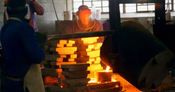 Manliga Arbetare Blandning Molted Metall Behållare Verkstad Heta Molted Metall — Stockvideo