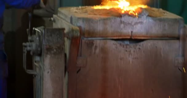 Trabajador Fundición Metal Horno Taller Dirección Del Trabajador Metal Fundido — Vídeo de stock