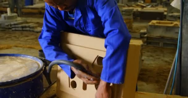Trabajador Insertando Tubería Molde Trabajador Concentrado Ropa Trabajo — Vídeos de Stock