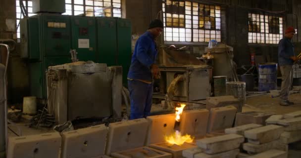 Stampo Metallico Riscaldante Lavoratori Con Fiamma Ossidrica Officina Fonderia Lavoratore — Video Stock