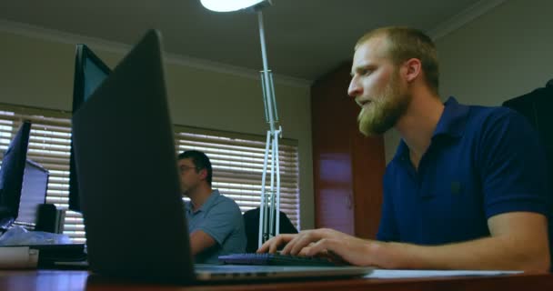 Engenheiros Robóticos Trabalhando Mesa Escritório Laptop Mesa — Vídeo de Stock