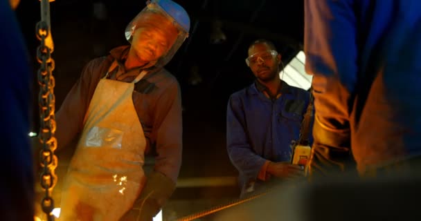 Grupo Trabalhadores Derramando Metal Fundido Molde Oficina Trabalhadores Que Trabalham — Vídeo de Stock