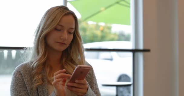 Hermosa Mujer Usando Teléfono Móvil Cafetería Hombre Sentado Fondo — Vídeos de Stock