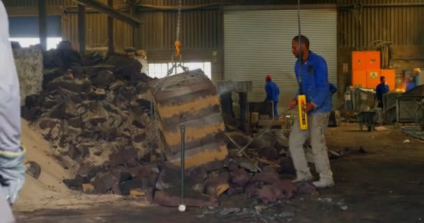 Trabajador Operando Grúa Taller Fundición Trabajador Que Trabaja Trabajador Que — Vídeos de Stock