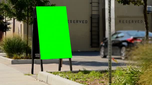 路上で空のメニュー ボードです メニュー ボードの緑色の画面表示 — ストック動画