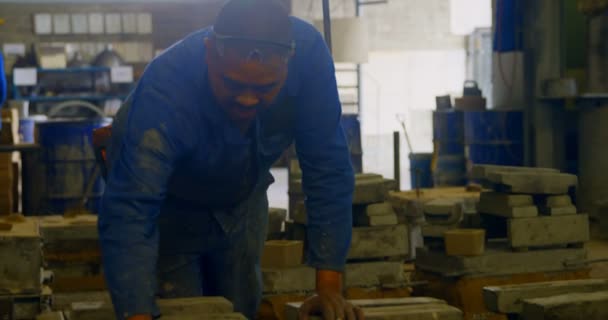 Lavoratore Che Organizza Stampi Metallici Officina Fonderia Stampo Metallo Predisposto — Video Stock