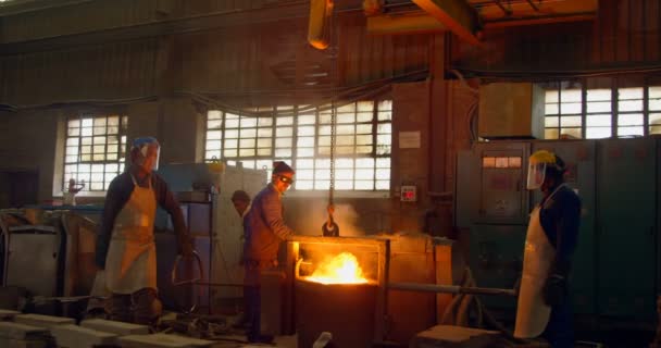 워크숍에서 금형에 금속을 노동자의 노동자 — 비디오