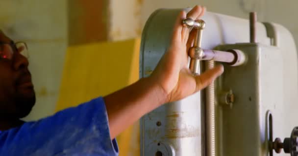 Machine de travail dans l'atelier de fonderie. Soupape d'ouverture ouvrière 4k 