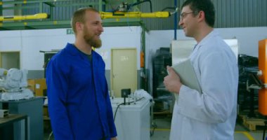 Robot mühendisleri birbirleri ile etkileşim. Dijital tablet 4 k tutan mühendisi