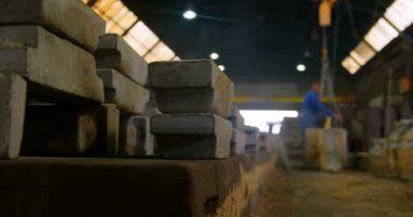 Vinç döküm atölyesinde çalışan işçi. Atölye 4 k düzenlenmiş kalıp