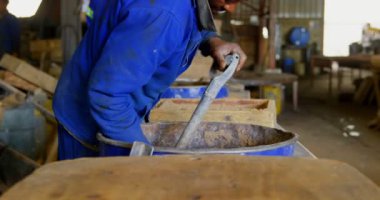 Döküm atölyesinde işçisi. Metal galleon 4 k kürekle direksiyon işçi