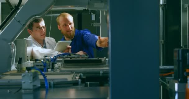 Engenheiros Robóticos Verificando Máquinas Armazém Engenheiros Usando Tablet Digital — Vídeo de Stock