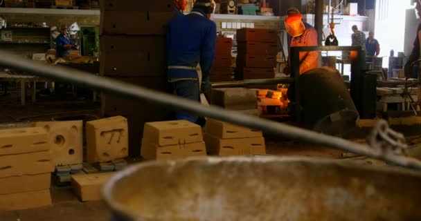 Trabajadores Que Trabajan Taller Fundición Metal Fundido Del Trabajador Taller — Vídeos de Stock