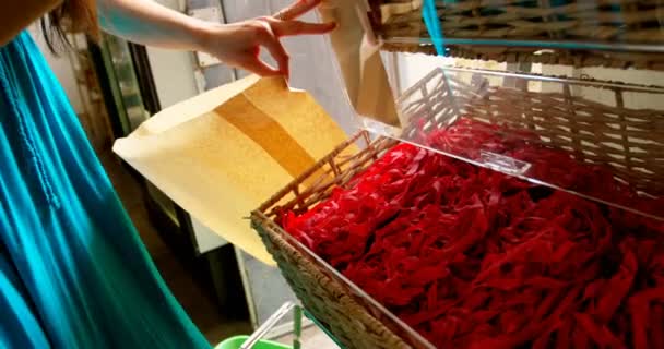 Gros Plan Une Femme Qui Emballe Des Collations Dans Supermarché — Video