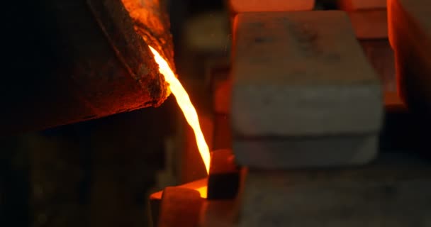 Molten Metal Being Poured Mold Foundry Workshop Molten Metal Container — Αρχείο Βίντεο