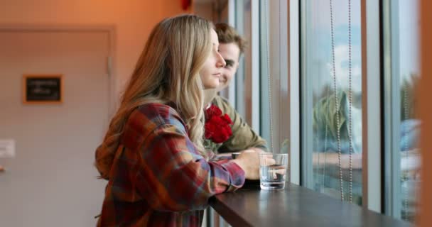 Junger Mann Überreicht Rose Frau Café Paar Küsst Einander — Stockvideo