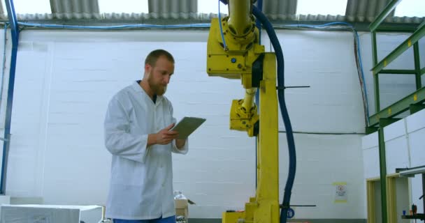 Μηχανικός Ρομποτικής Εξετάσει Ρομποτικό Μηχάνημα Στην Αποθήκη Μηχανικός Χρησιμοποιώντας Ψηφιακή — Αρχείο Βίντεο