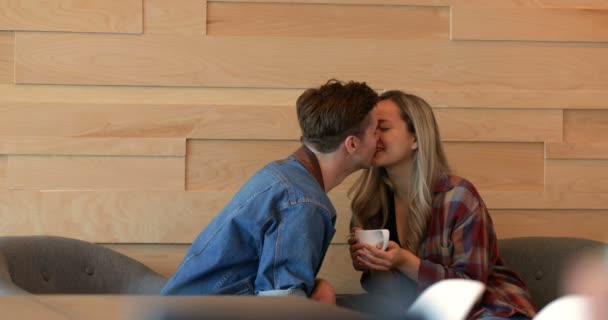 Pareja Romántica Besándose Cafetería Sonriendo Feliz Pareja Cafetería — Vídeos de Stock