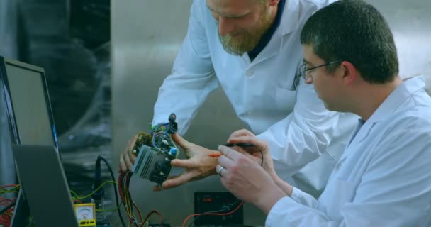 Engenheiros Robóticos Masculinos Discutindo Sobre Componentes Elétricos Armazém Engenheiros Robóticos — Vídeo de Stock