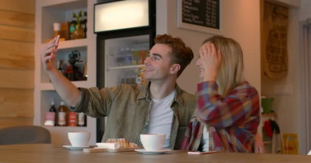 Jeune Couple Prenant Selfie Sur Téléphone Portable Dans Café Homme — Video