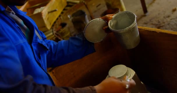 ワーク ショップの男性労働者の絵画鋳造ペイント ブラシ でペイント男性労働者 — ストック動画