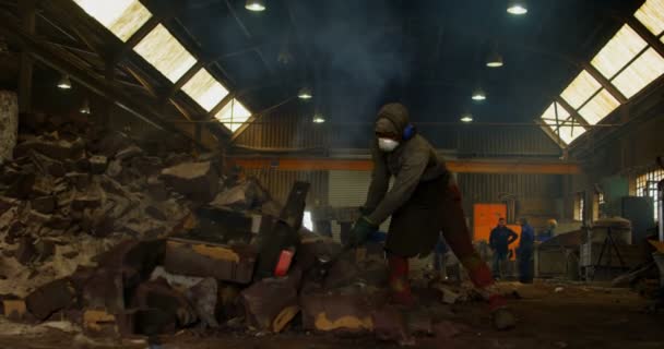 Männliche Arbeiter Brechen Heiße Form Gießerei Werkstatt Arbeiter Mit Hammer — Stockvideo