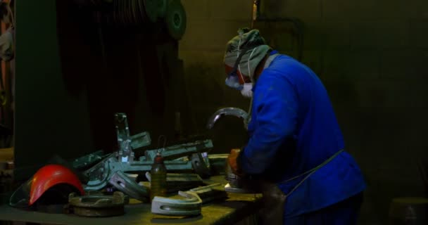 Lavoratori Che Lucidano Colata Del Metallo Nell Officina Della Fonderia — Video Stock