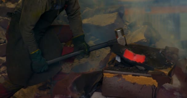 Male Worker Pushing Metal Casting Workshop Male Worker Using Hammer — Stock Video