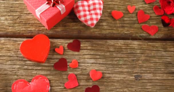 ギフト ボックスと心は 木の板に紙吹雪を形作る バレンタインデー コンセプト — ストック動画