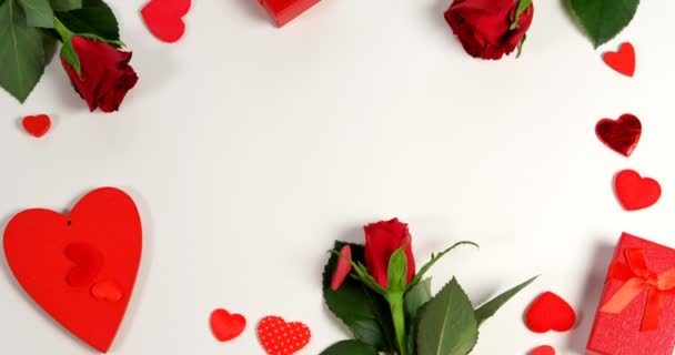 Rosas Rojas Cajas Regalo Forma Corazón Confeti Superficie Blanca Formación — Vídeos de Stock