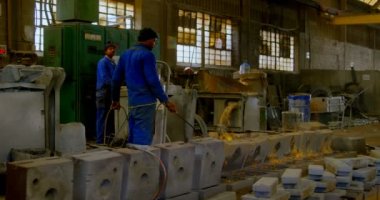 Erkek işçi kalıp atölyesinde Isıtma. Darbe meşale 4 k tutan erkek işçi