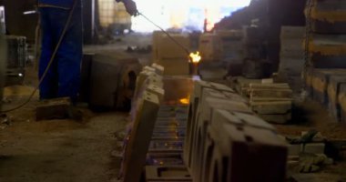 Erkek işçi kalıp atölyesinde Isıtma. Darbe meşale 4 k tutan Mlae işçi