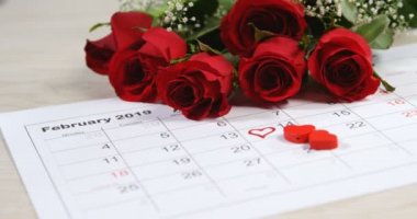 14 Şubat gösteren Takvim üzerinde kırmızı gül buketi. Sevgililer günü kavramı 4k