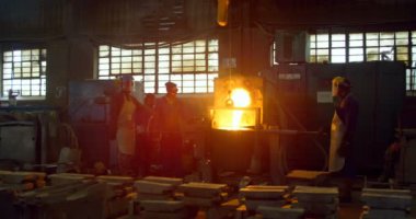 Erime Metal döküm atölyesinde işçi. Konteyner 4 k metal erime