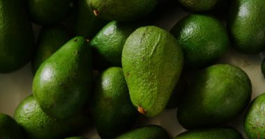 Yakın çekim avokado meyve sepeti süpermarkette. Taze avokado 4k