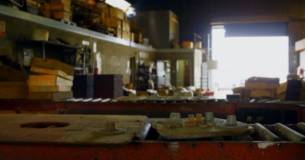 コンベヤ ベルトを鋳造ワーク ショップ での作業 — ストック動画