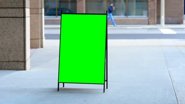 街道上的空菜单板 菜单板上的绿色屏幕显示 — 图库视频影像
