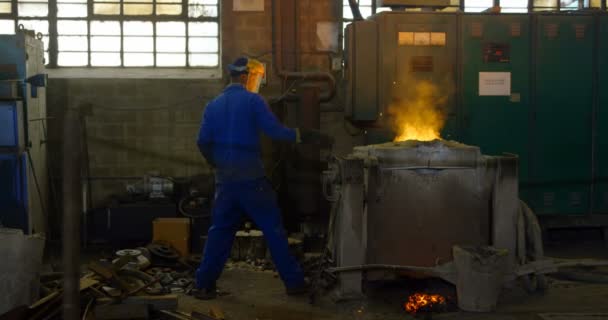 Praca Warsztacie Mężczyzna Robotnik Molted Metalu Furbace — Wideo stockowe