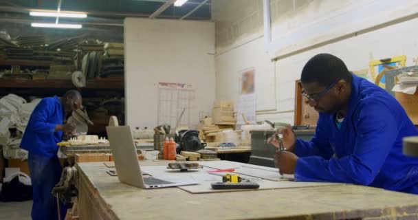 Werknemer Werkt Aan Tafel Het Atelier Werknemer Met Behulp Van — Stockvideo