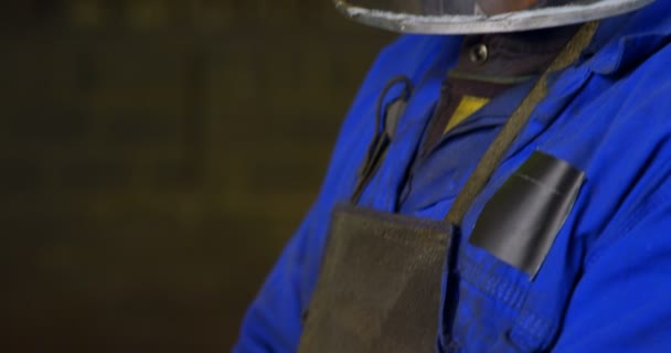 ワーク ショップで男性の作業 保護用のヘルメット 防毒マスク の男性労働者 — ストック動画