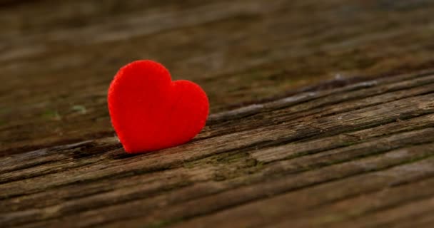 Красное Сердце Спрятано Деревянной Доске День Святого Валентина Концепция — стоковое видео