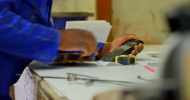 Travailleur Travaillant Table Atelier Travailleur Utilisant Boussole Géométrique — Video